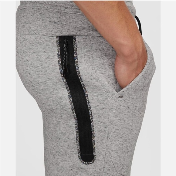Nike Sportswear Tech Fleece Pants Men's Sz M DR9162-010 Joggers Gym Streetwear - Picture 16 of 16